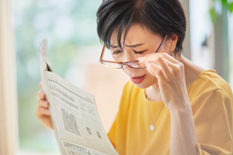 若いのに老眼!?スマホ老眼とは